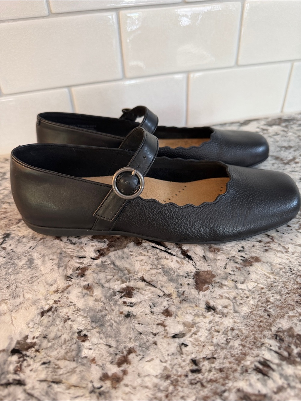 Womens Trotters black  Mary Jane Shoes with Scalloped Trim